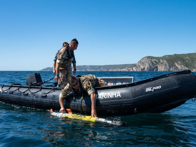 Włoski zespół EOD obsługuje bezzałogowy pojazd podwodny REMUS podczas ćwiczeń NATO Dynamic Messenger 22. / Zdjęcie: Organizacja Traktatu Północnoatlantyckiego NATO/Flickr (Creative Commons)