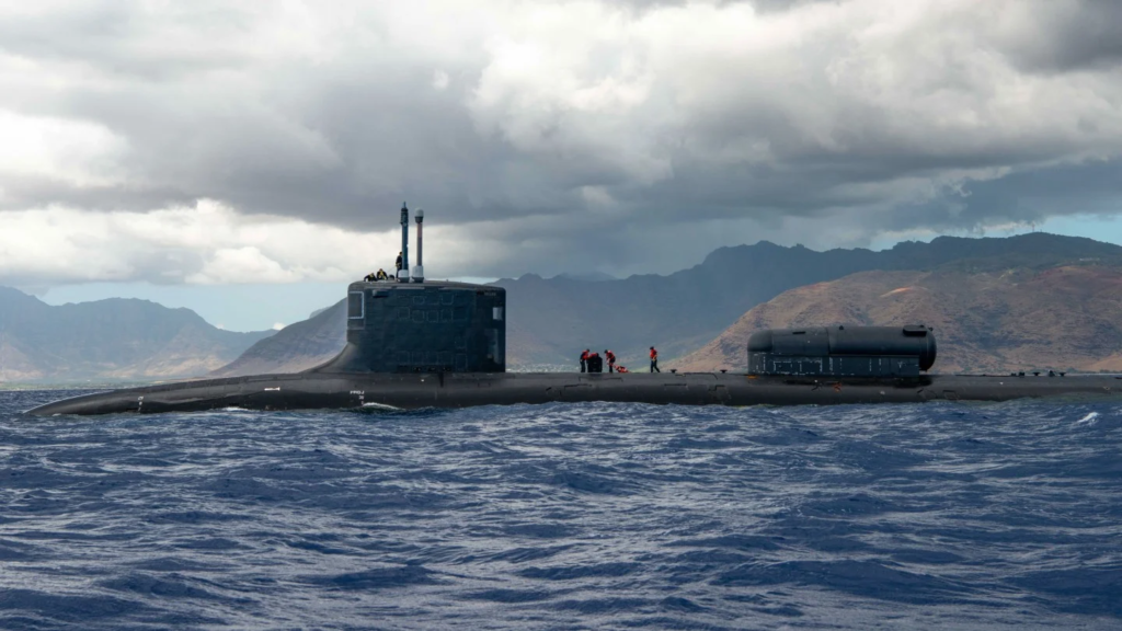 Zdjęcie okrętu podwodnego typu Virginia USS North Carolina prowadzącego operacje u wybrzeży Oahu na Hawajach. / Zdjęcie: Zdjęcie Marynarki Wojennej Stanów Zjednoczonych autorstwa specjalisty ds. komunikacji masowej 2. klasy Alexa Perlmana.