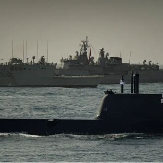 Grecki okręt podwodny płynie w formacji z hiszpańską fregatą ESPS Numancia i turecką fregatą TCG Barbaros podczas ćwiczeń Dynamic Manta 23. / Zdjęcie: NATO