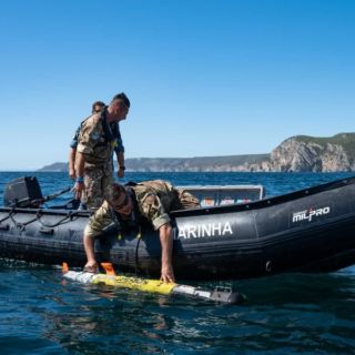 Włoski zespół EOD obsługuje bezzałogowy pojazd podwodny REMUS podczas ćwiczeń NATO Dynamic Messenger 22. / Zdjęcie: Organizacja Traktatu Północnoatlantyckiego NATO/Flickr (Creative Commons)