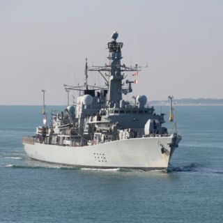 Do bazy marynarki wojennej przybywa fregata Royal Navy typu Duke typu 23 HMS Montrose z Plymouth. / Zdjęcie: Kevin Shipp