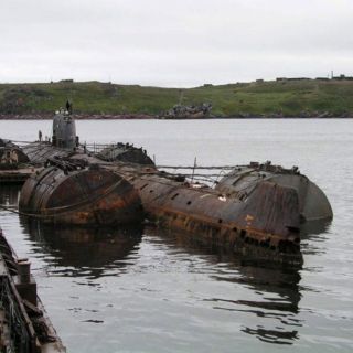 Radziecki okręt podwodny K-159. Zatopiony 30 sierpnia 2003 podczas holowania do demontażu. W wyniku tego wypadku zginęło 9 osób 1 przeżyła. / Zdjęcie: Fundacja Bellona