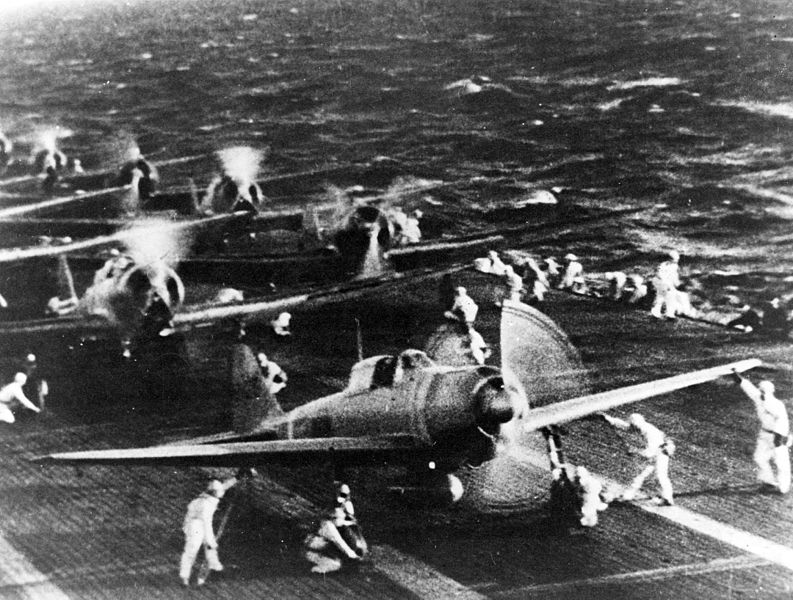 Japońskie myśliwce A6M Zero przygotowują się do startu z lotniskowca Shōkaku do ataku na Pearl Harbor, 7 grudnia 1941 roku.