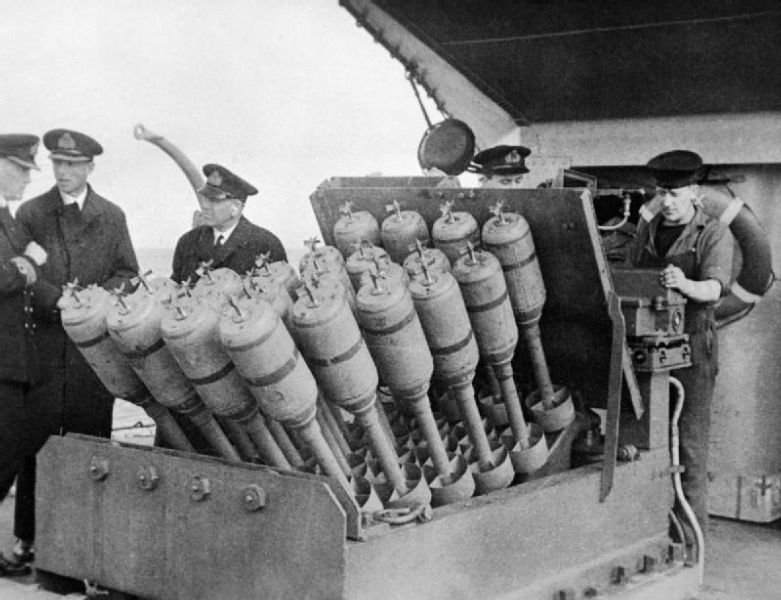 Hedgehog używany na HMS Westcott - wieloprowadnicowy miotacz rakietowych bomb głębinowych do zwalczania okrętów podwodnych. / Zdjęcie: Royal Navy
Hedgehog używany na HMS Westcott – wieloprowadnicowy miotacz rakietowych bomb głębinowych do zwalczania okrętów podwodnych. / Zdjęcie: Royal Navy