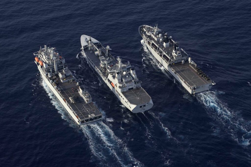 Na zdjęciu: RFA Argus, RFA Tide Surge i HMS Albion. Okręty Królewskiej Marynarki Wojennej. / Zdjęcie: Royal Navy
