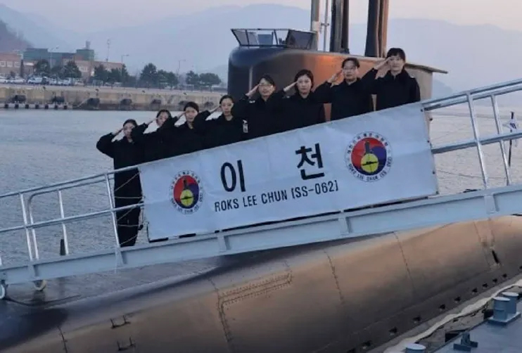 Zdjęcie marynarek z Republiki Korei podczas jednodniowego podwodnego pobuty na pokładzie KSS Icheon. Załogi żeńskie będą wybierane od 2023 r. / Zdjęcie: Marynarka Wojenna Republiki Korei