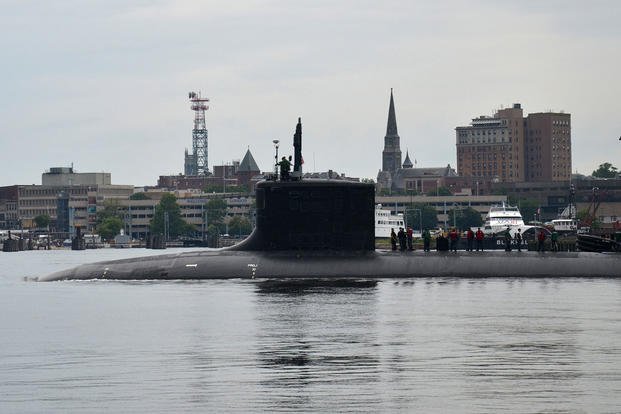 Okręt podwodny typu Virginia USS Virginia (SSN 774) opuszcza Naval Submarine Base New London wpływając na sześciomiesięczny patrol (13 sierpnia 2013 r.). / Zdjęcie: US Navy/Jason J. Perry