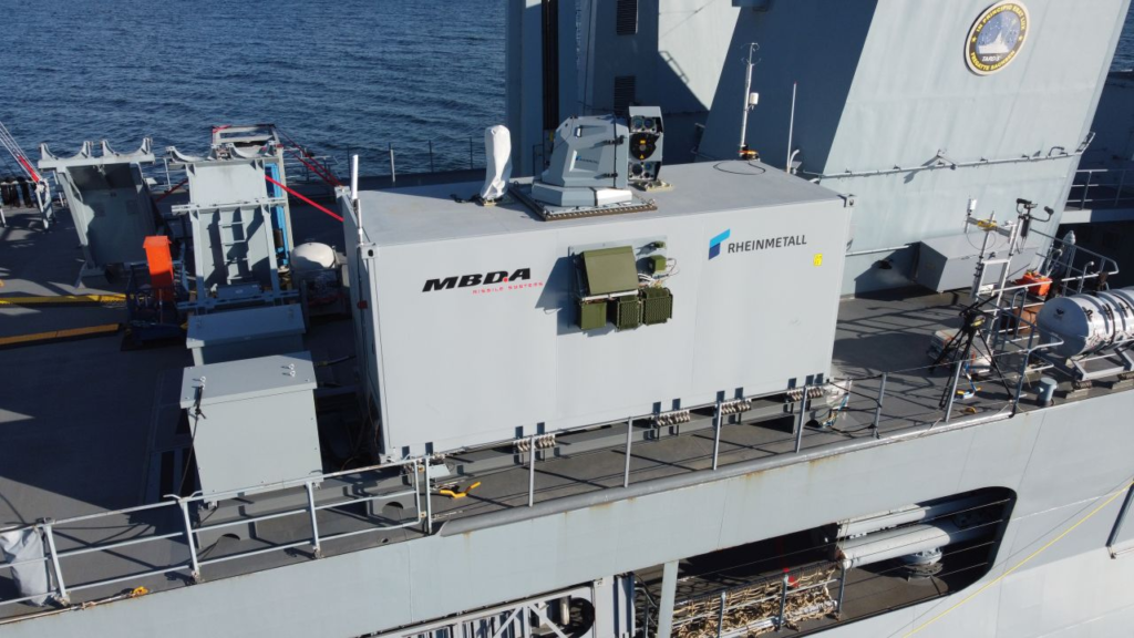 Demonstrator broni laserowej ARGE jest zintegrowany w specjalnym kontenerze, który został zainstalowany na pokładzie fregaty Sachsen.