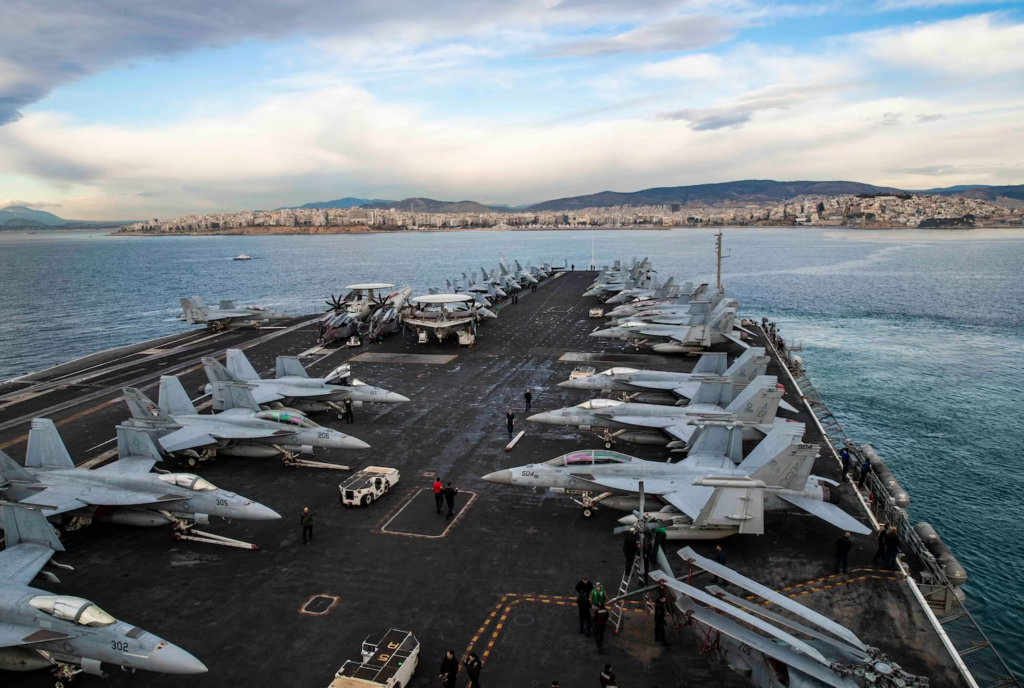 Lotniskowiec typu Nimitz USS George HW Bush (CVN 77) wraz z załogą Carrier Strike Group (CSG) 10 wpływa do Pireusu w Grecji na zaplanowaną wizytę 3 lutego 2023 r. / Zdjęcie: US Navy