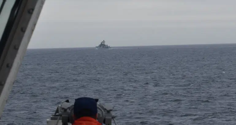 Załoga okrętu Kimball ze straży przybrzeżnej obserwująca obcy okręt na Morzu Beringa. / Zdjęcie: USCG Kimball