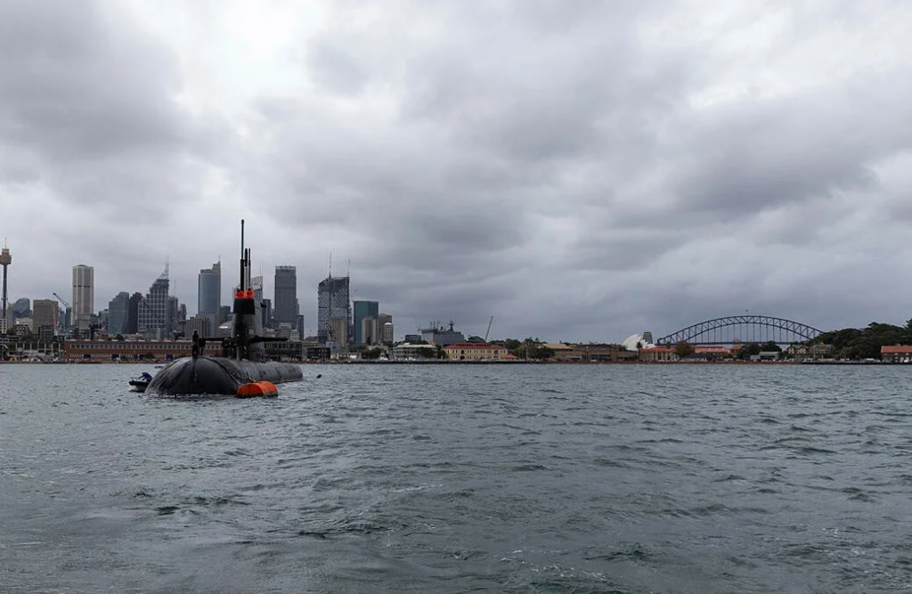 Okręt podwodny RAN typu Collins HMAS Sheean przy boi w porcie w Sydney. / Zdjęcie: LSIS Nadav Harel/ © Commonwealth of Australia, Departament Obrony