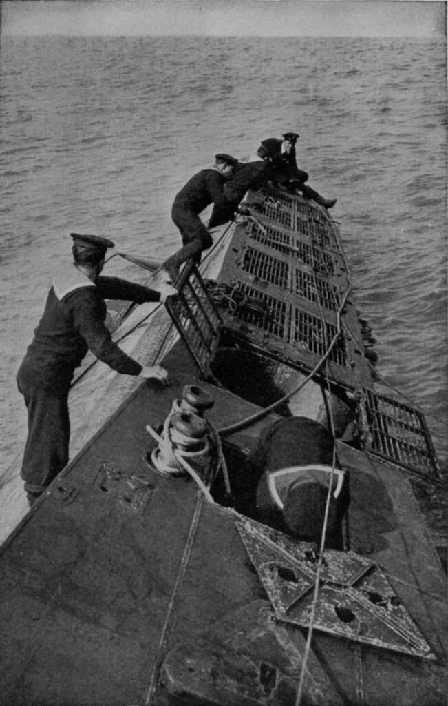 Okręt podwodny Niemieckiej Marynarki Wojennej UC-5 przechwycony w 1916 roku przez brytyjski niszczyciel HMS Firedrake. / Zdjęcie: Central News Photo Service