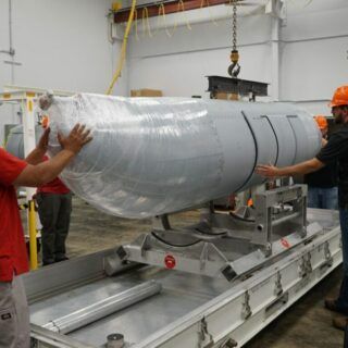 Pracownicy Raytheon Intelligence & Space rozpakowują pierwszą z dwóch gondol NGJ-MB w NAWCAD, Patuxent River, Maryland. / Źródło: Dowództwo Systemów Powietrznych Marynarki Wojennej Stanów Zjednoczonych.