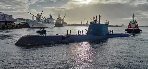 Portugalski okręt podwodny NRP „Arpão” wpływa do Kapsztadu. / Zdjęcie: elsnorkel.com