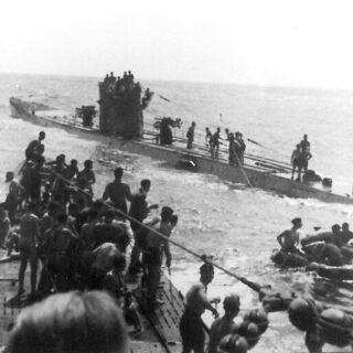 U-156 (widoczny dziób) i U-506 podczas akcji ratowania rozbitków z „Laconii”. / Zdjęcie: Leopold Schuhmacher / commons.wikimedia.org