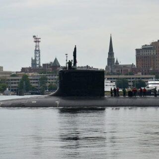 Okręt podwodny typu Virginia USS Virginia (SSN 774) opuszcza Naval Submarine Base New London wpływając na sześciomiesięczny patrol (13 sierpnia 2013 r.). / Zdjęcie: US Navy/Jason J. Perry