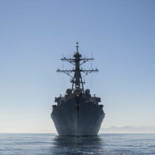 USS Ross przepływa przez Morze Śródziemne w maju 2015 r. / Zdjęcie: Robert S. Price/US Navy