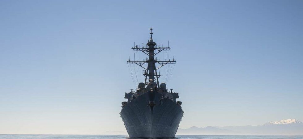 USS Ross przepływa przez Morze Śródziemne w maju 2015 r. / Zdjęcie: Robert S. Price/US Navy