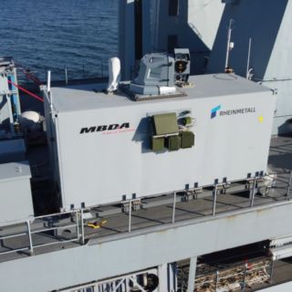 Demonstrator broni laserowej ARGE jest zintegrowany w specjalnym kontenerze, który został zainstalowany na pokładzie fregaty Sachsen.
