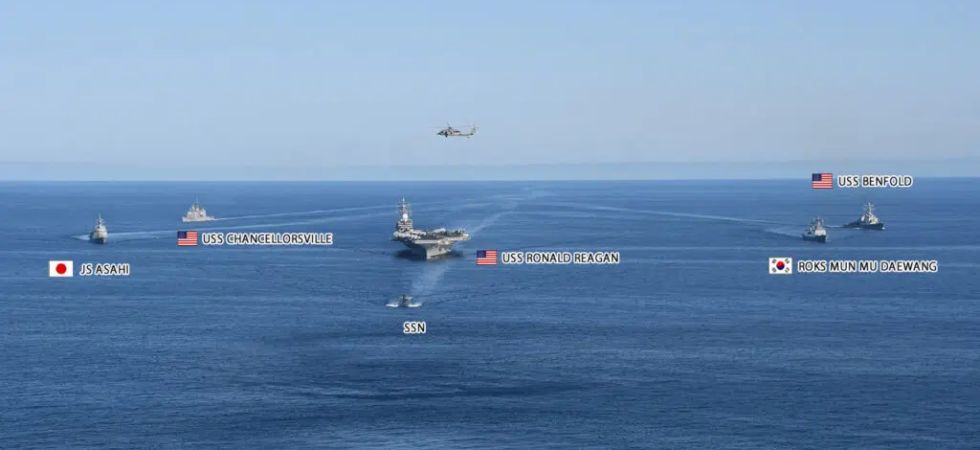 30 września JS ASAHI przeprowadziły trójstronne ćwiczenia w którychuczestniczył lotniskowiec US Navy USS Ronald Reagan. / Zdjęcie: JMSDF