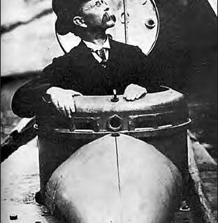 John. P. Holland (1842-1914) w kiosku swego okrętu podwodnego. / Zdjęcie: zbiory Patrick M. MacSherry
