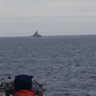 Załoga okrętu Kimball ze straży przybrzeżnej obserwująca obcy okręt na Morzu Beringa. / Zdjęcie: USCG Kimball