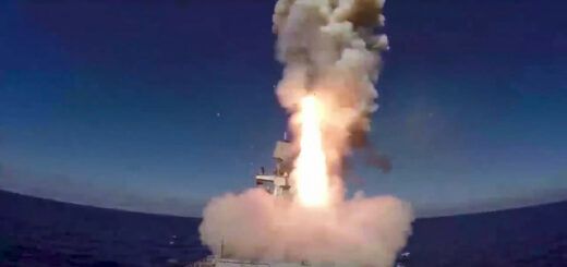 Pocisk Kalibr wystrzeliwany z pokładu rosyjskiego okrętu Admirał Essen. / Zdjęcie: /AP/EAST NEWS /East News