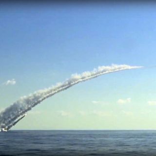 Pociski Kalibr wystrzelone z rosyjskich okrętów na Morzu Czarnym przeleciały nad Mołdawią. / Zdjęcie: AP/EAST NEWS