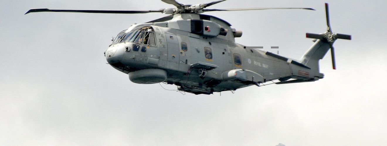 Helikopter Merlin należący do Royal Navy zrzuca torpedę typu Stingray. / Zdjęcie: Think Defence Royal Navy