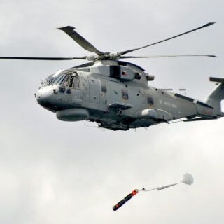 Helikopter Merlin należący do Royal Navy zrzuca torpedę typu Stingray. / Zdjęcie: Think Defence Royal Navy