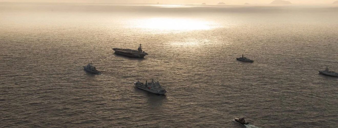 HMS Defender i HMS Northumberland uczestniczą w ochronie okrętu wojennego USS Gerald Ford na kole podbiegunowym podczas połączonych ćwiczeń bezpieczeństwa NATO. / Zdjęcie: UK Royal Navy