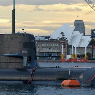 Okręt podwodny typu Collins z silnikiem wysokoprężnym i elektrycznym Royal Australian Navy znajduje się w porcie w Sydney (12 października 2016 r.). Okręty te maja być zastąpione nowym atomowymi okrętami podwodnymi. / Zdjęcie: Peter Parks/AFP via Getty Images