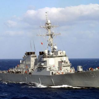 Niszczyciel rakietowy USS Arleigh Burke (DDG 51) jest okrętem wiodącym w swojej klasie. / Źródło: Marynarki Wojennej Stanów Zjednoczonych autorstwa dziennikarza 2. klasy Patricka Reilly'ego za pośrednictwem wikimedia.org
