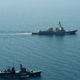 Okręt marynarki wojennej Stanów Zjednoczonych USS Nitze obok korwety egipskiej marynarki wojennej Aboukir (F946). / Zdjęcie: MC3 Jeff Atherton/US Navy/commons.wikimedia.org
