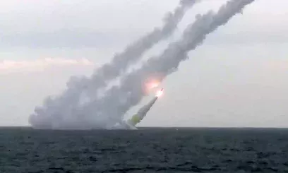 Pocisk manewrujący Kalibr wystrzelony z rosyjskiego okrętu podwodnego na Pacyfiku w 2021 r. / Zdjęcie: Agencja Tass