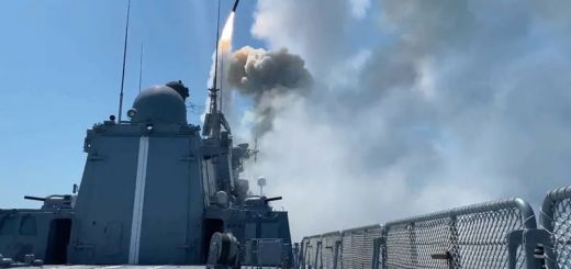Rosyjski okręt wojenny odpala pocisk typu Kalibr. / Zdjęcie: East News