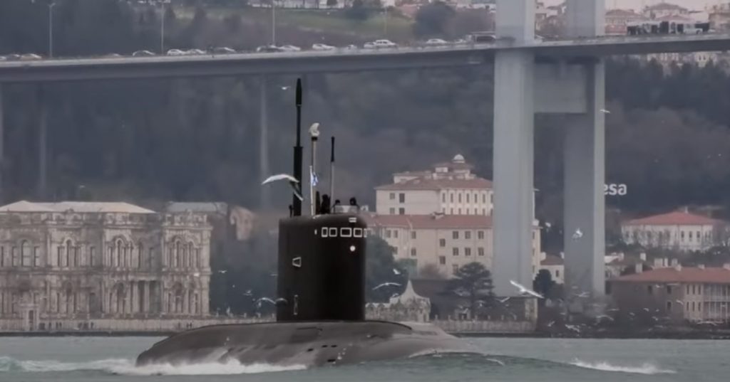 Rosyjski okręt podwodny Rostov nad Donem typu Kilo przepływający przez cieśniny Tureckie.
