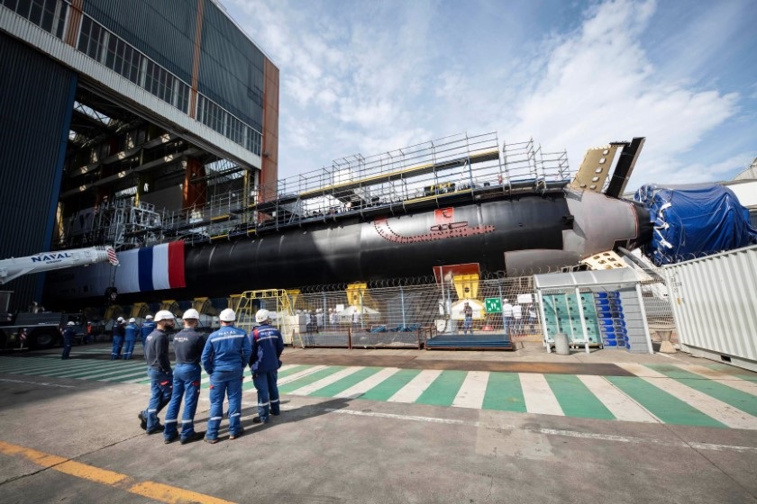 Tourville opuszcza główną halę konstrukcyjną stoczni okrętów podwodnych Grupy Marynarki Wojennej w Cherbourgu. Jest to trzeci SSN typu Barracuda / Suffren. / Zdjęcie Naval Group