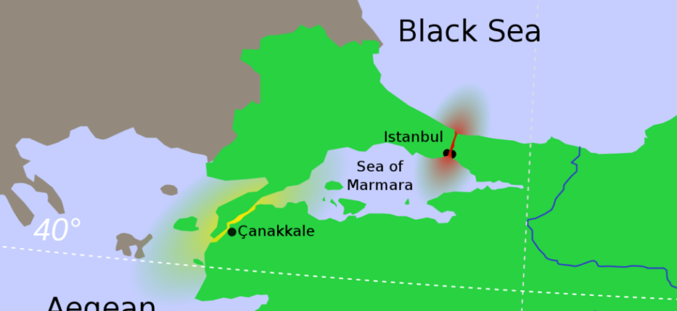 Cieśniny tureckie: Dardanele (na żółto) na południowym zachodzie, Bosfor (na czerwono) na północnym wschodzie, Morze Marmara pośrodku. / Mapa: pl.wikipedia.org