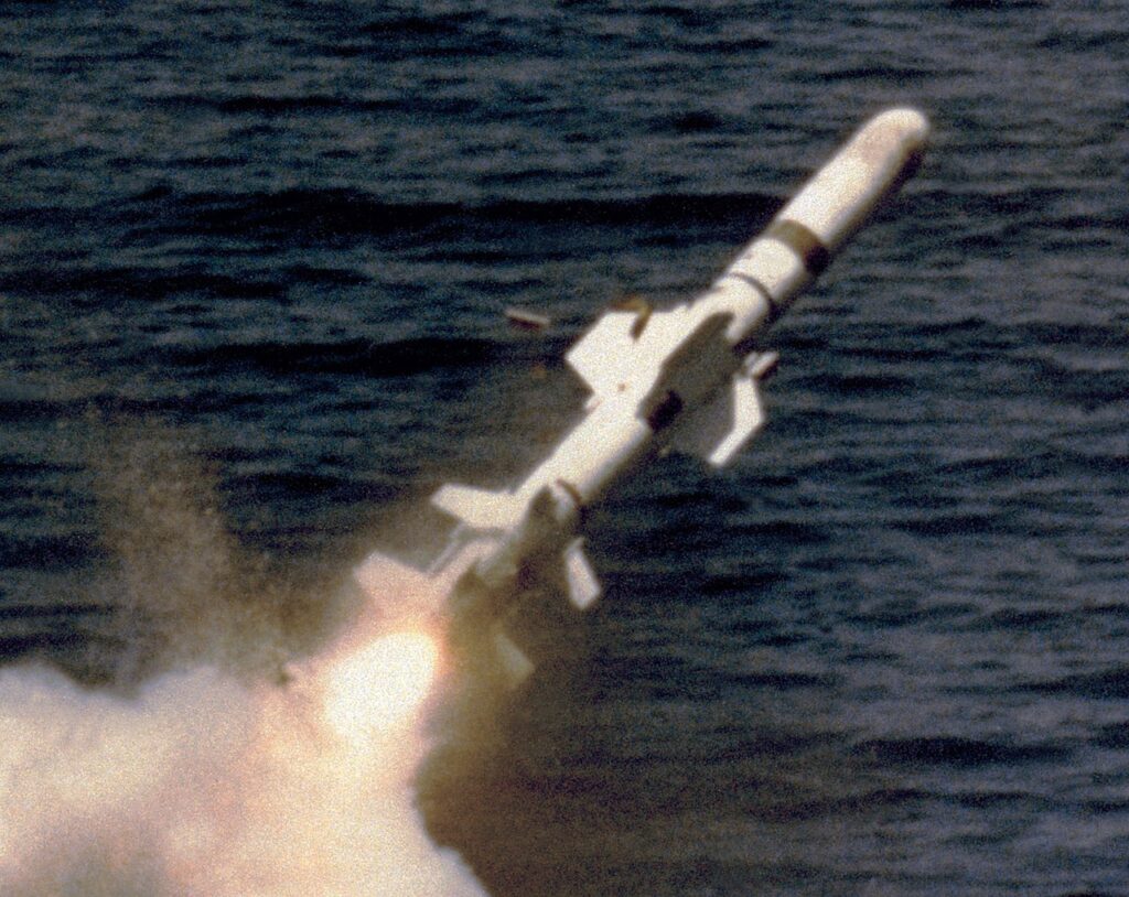 Odpalany z zanurzonego okrętu podwodnego pocisk Harpoon UGM-84. Widoczne dwa umieszczone jeden za drugim silniki startowe. / Zdjęcie: US Navy