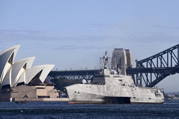 USS Canberra (LCS-30) przepływa obok opery w Sydney, gdy dociera do wschodniej bazy floty Królewskiej Marynarki Wojennej Australii w Sydney, we wtorek, 18 lipca 2023 r. USS Canberra zostanie przyjęty do służby w Sydney w sobotę. / Zdjęcie: Dan Himbrechts/AAP Zdjęcie za pośrednictwem AP