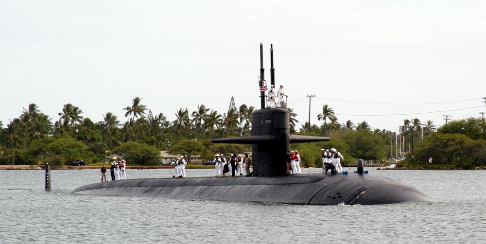 Szturmowy okręt podwodny typu Los Angeles USS Key West (SSN-722) wpływa do swojego portu macierzystego w Pearl Harbor na Hawajach. Dla takie okręty podwodne będa wycofana w tym roku. / Zdjęcie: US Navy