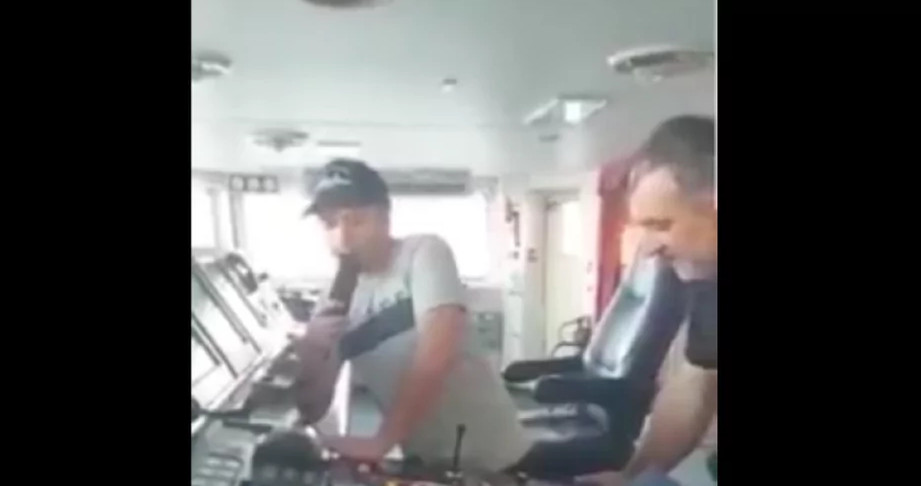 Kapitan gruzińskiego statku podczas rozmowy z rosyjską jednostką. / Zdjęcie: Twitter