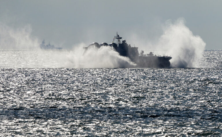 Ukraińskie wojsko ostrzelało rosyjski okręt. "Wróg się wycofał". / Zdjęcie:  /Vitaly Nevar / Contributor /Getty Images