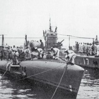 Okręty podwodne I 51 oraz I 52 w czasie jednego z rejsów szkoleniowych. / Zdjęcie: zbiory Shizuo Fukui