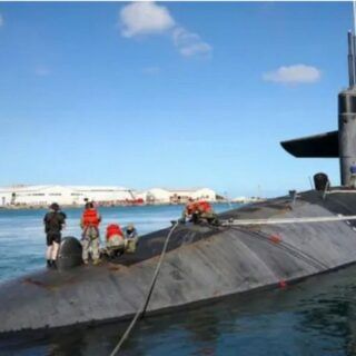 Okręt podwodny USS Nevada (SSBN 733) z rakietami balistycznymi dotarł do portu Apra na Guam 15 stycznia. / Zdjęcie: US Navy