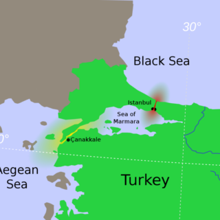 Cieśniny tureckie: Dardanele (na żółto) na południowym zachodzie, Bosfor (na czerwono) na północnym wschodzie, Morze Marmara pośrodku. / Mapa: pl.wikipedia.org