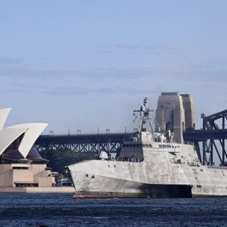 USS Canberra (LCS-30) przepływa obok opery w Sydney, gdy dociera do wschodniej bazy floty Królewskiej Marynarki Wojennej Australii w Sydney, we wtorek, 18 lipca 2023 r. USS Canberra zostanie przyjęty do służby w Sydney w sobotę. / Zdjęcie: Dan Himbrechts/AAP Zdjęcie za pośrednictwem AP