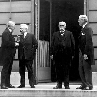 Rada Czterech na konferencji pokojowej po I wojne światowej w Paryżu, 27 maja 1919 (od lewej) Premier David Lloyd George (Wielka Brytania), premier Vittorio Emanuele Orlando (Włochy), premier Georges Clemenceau (Francja), prezydent Woodrow Wilson (USA). / Zdjęcie: Edward N. Jackson (US Army Signal Corps)