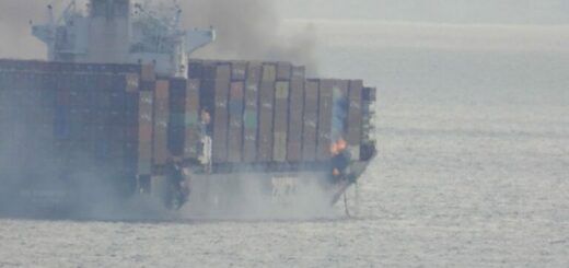 Estoński statek towarowy przed zatonięciem. / Zdjęcie: East News, GERALD GRAHAM